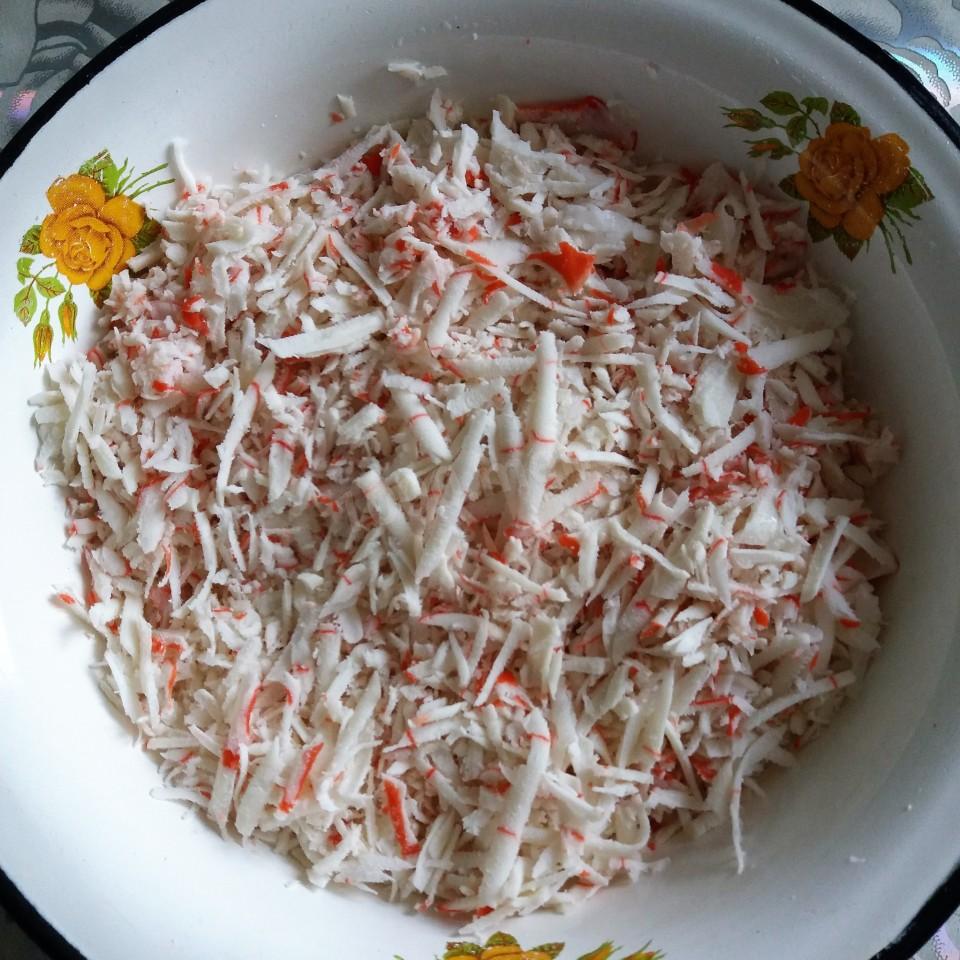 Шаг 2 приготовления Паштет из творога с огурцами и крабовыми палочками