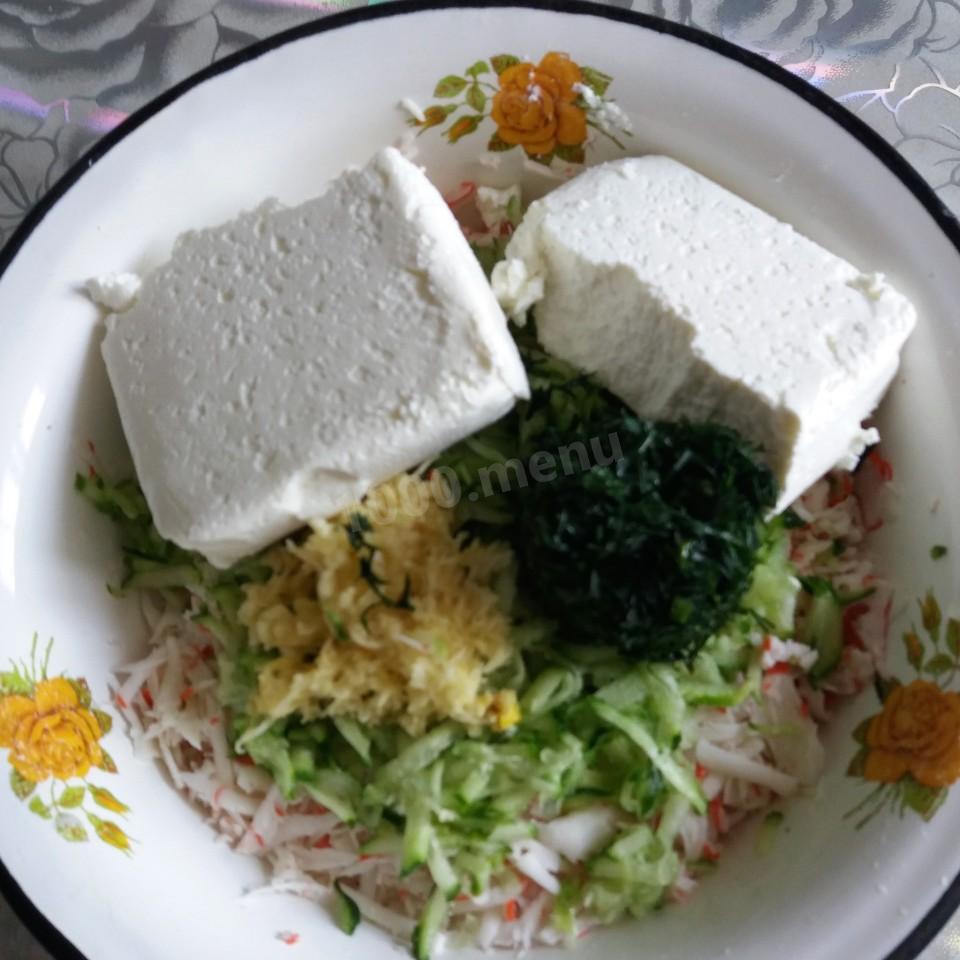 Шаг 5 приготовления Паштет из творога с огурцами и крабовыми палочками