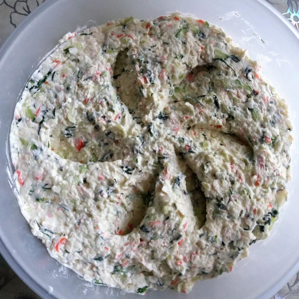 Шаг 6 приготовления Паштет из творога с огурцами и крабовыми палочками
