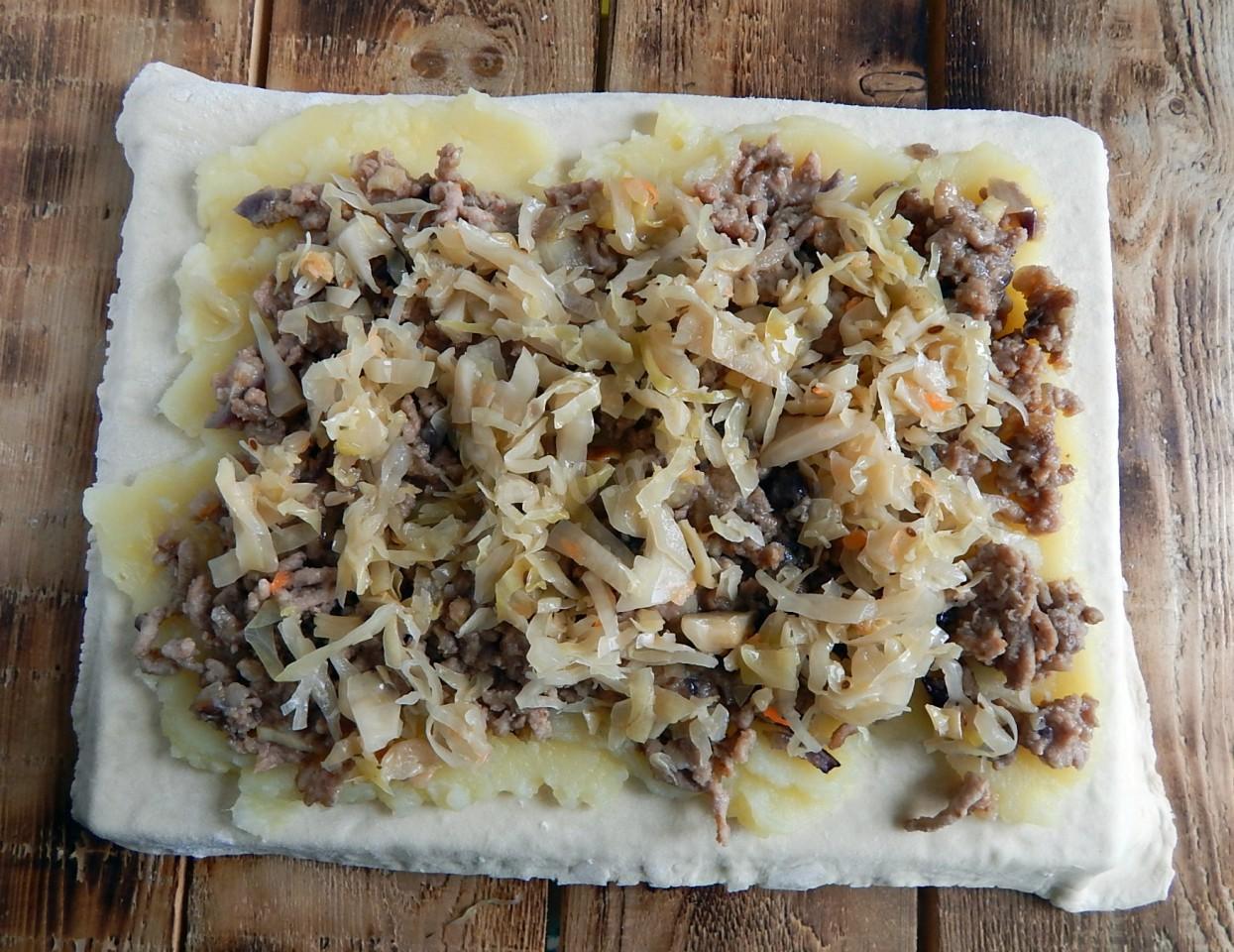 Шаг 11 приготовления Несладкий рулет Штрудель с картошкой мясом и капустой