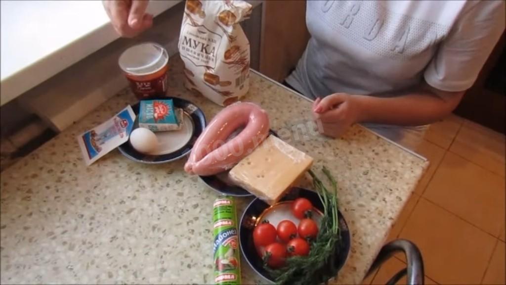 Шаг 1 приготовления Мини-пиццы с вареной колбасой и помидорами черри