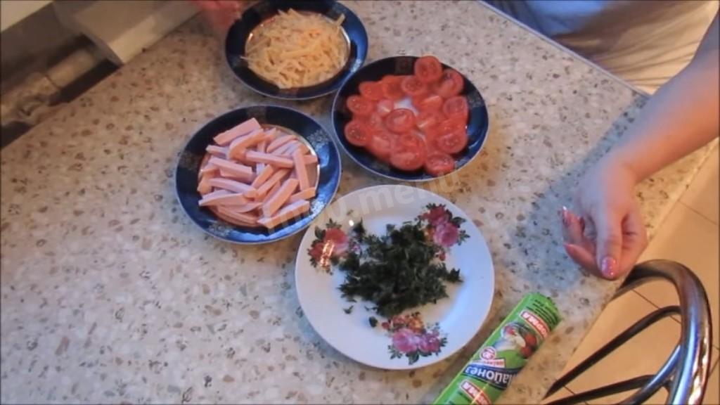 Шаг 3 приготовления Мини-пиццы с вареной колбасой и помидорами черри