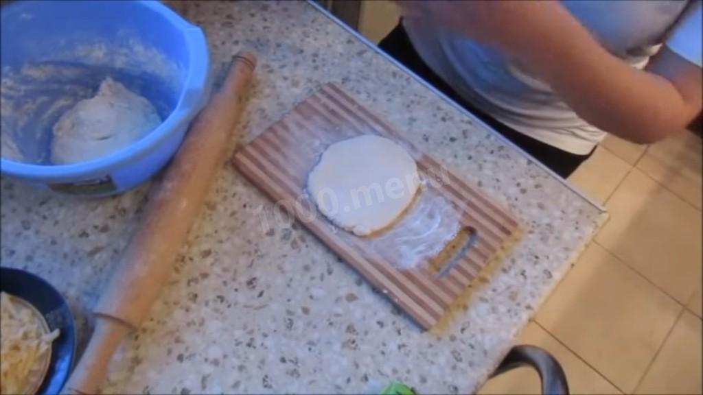 Шаг 4 приготовления Мини-пиццы с вареной колбасой и помидорами черри