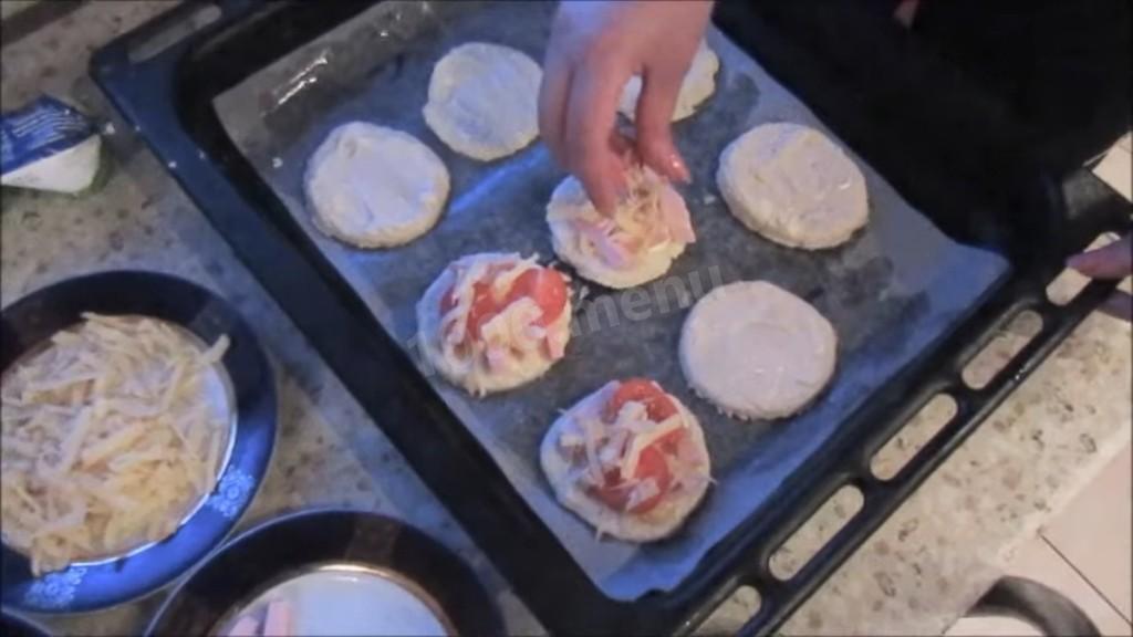Шаг 5 приготовления Мини-пиццы с вареной колбасой и помидорами черри