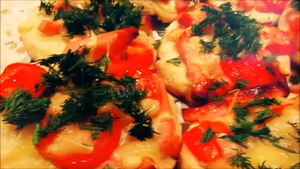 Шаг 6 приготовления Мини-пиццы с вареной колбасой и помидорами черри