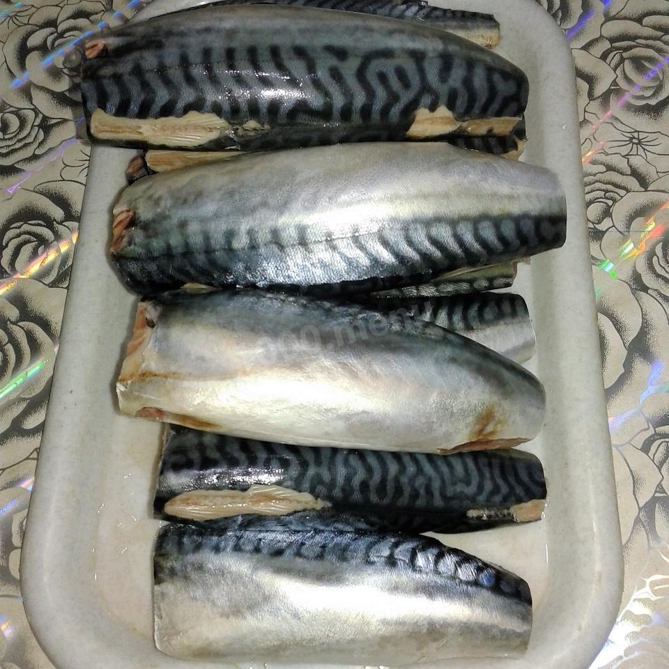 Шаг 1 приготовления Скумбрия пряная с чесноком замороженная