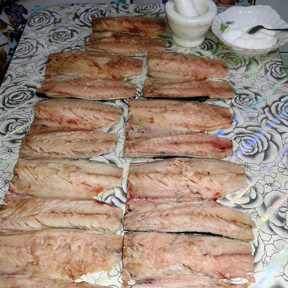 Шаг 2 приготовления Скумбрия пряная с чесноком замороженная