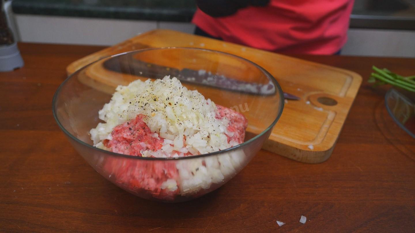 Шаг 2 приготовления Мясной фарш запеченный в кружочках болгарского перца