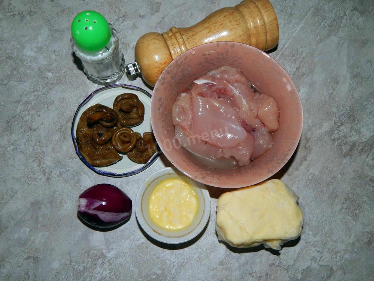 Шаг 1 приготовления Жульен с лесными грибами в горшочках