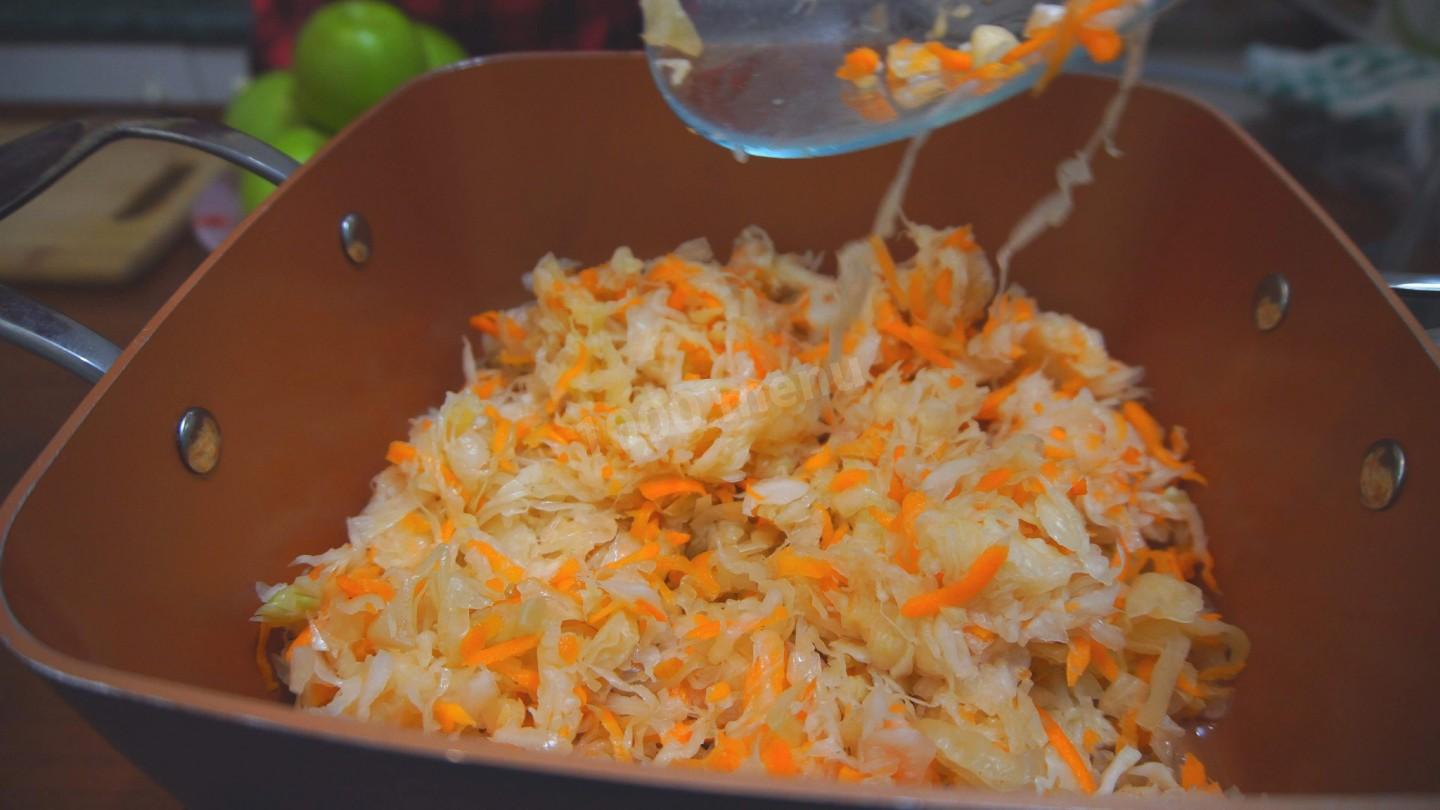 Шаг 4 приготовления Мясной рулет с квашеной капустой и яблоками