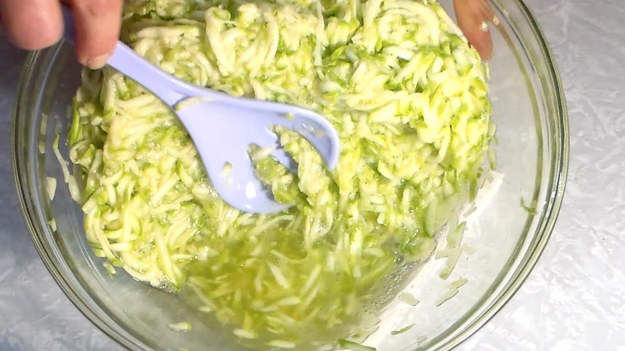 Шаг 4 приготовления Овощной рулет из кабачков с сыром