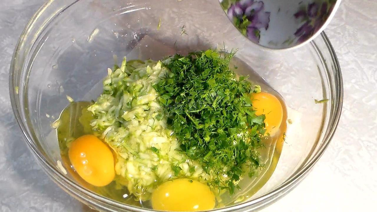 Шаг 5 приготовления Овощной рулет из кабачков с сыром