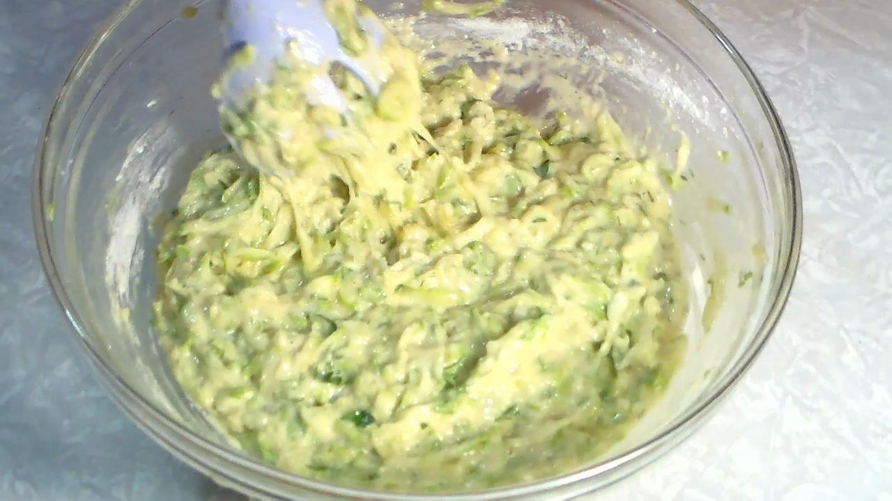 Шаг 7 приготовления Овощной рулет из кабачков с сыром