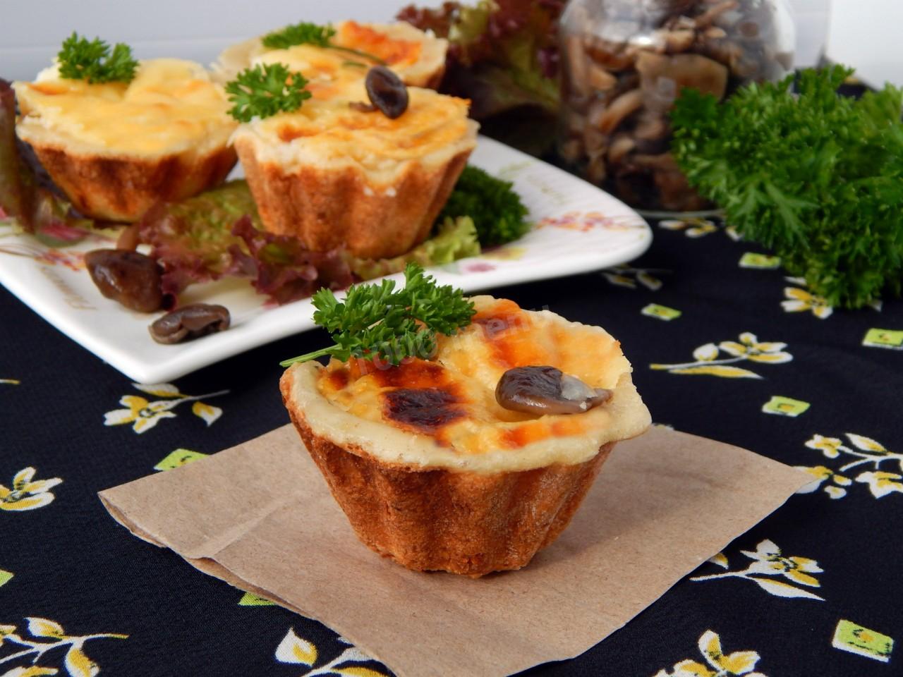 Шаг 12 приготовления Жульен с курицей опятами и сметаной в тарталетках