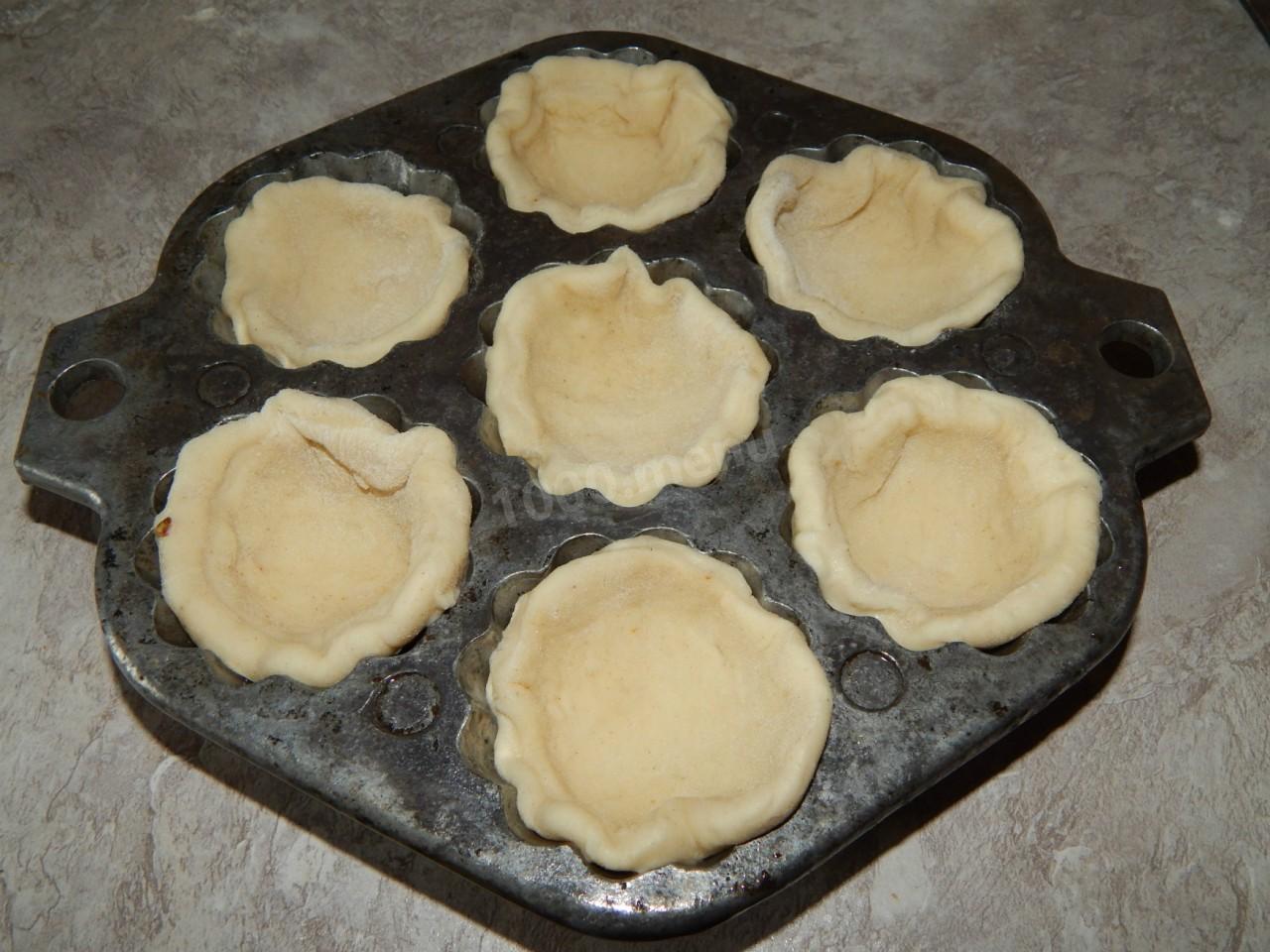 Шаг 5 приготовления Жульен с курицей опятами и сметаной в тарталетках