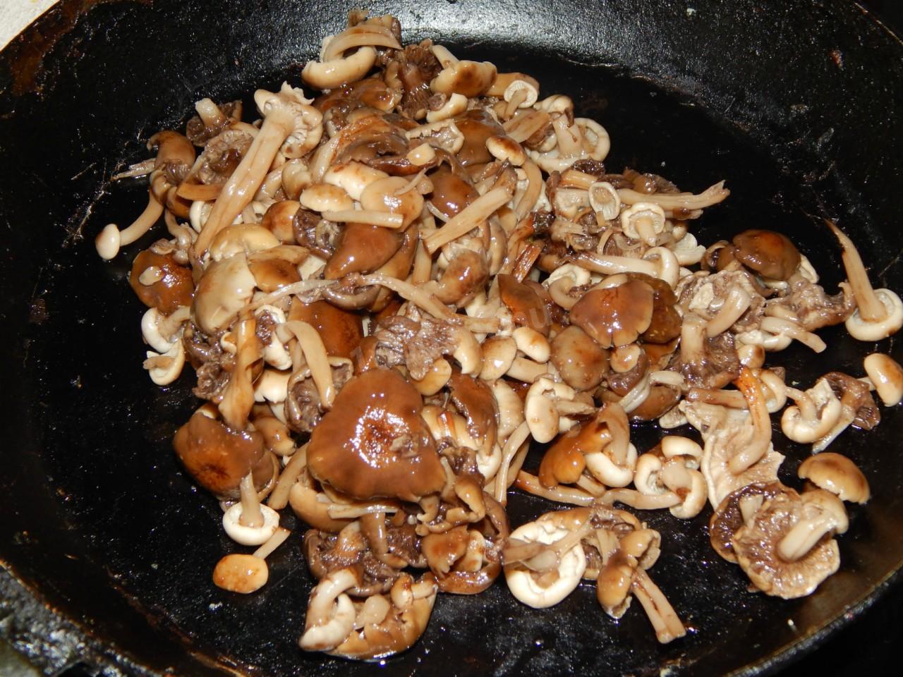 Шаг 8 приготовления Жульен с курицей опятами и сметаной в тарталетках