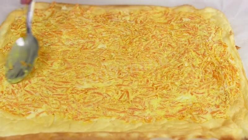 Шаг 10 приготовления Рулет из омлета с пикантной начинкой