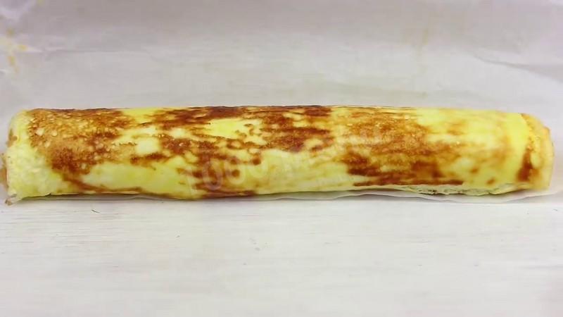 Шаг 11 приготовления Рулет из омлета с пикантной начинкой