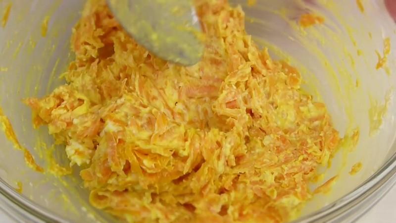 Шаг 8 приготовления Рулет из омлета с пикантной начинкой