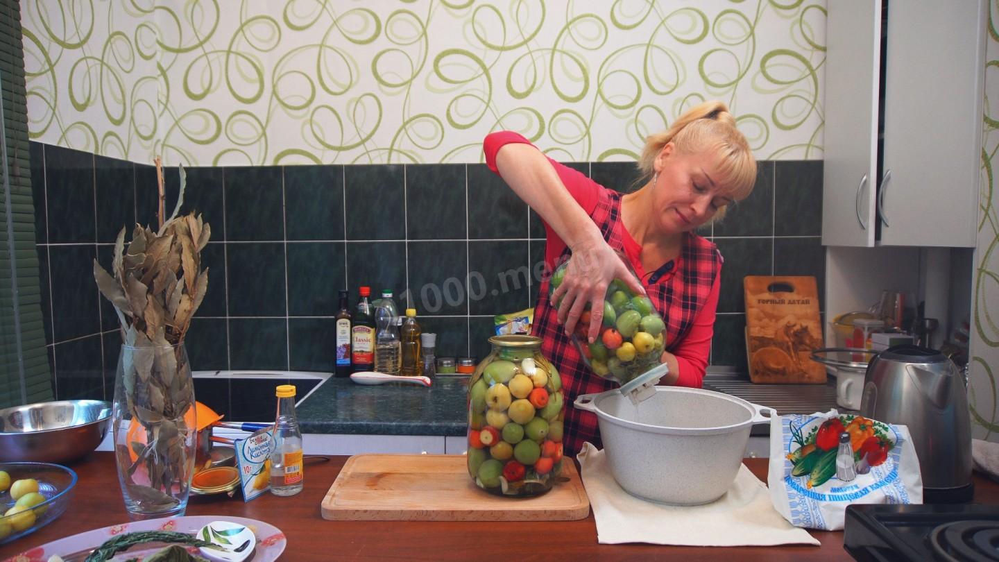 Шаг 10 приготовления Очень вкусные маринованные зеленые помидоры с ранеткой
