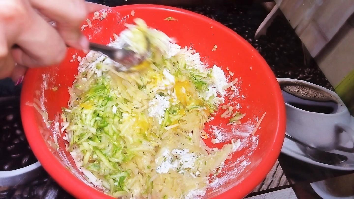 Шаг 1 приготовления Оладьи с кабачком и сыром