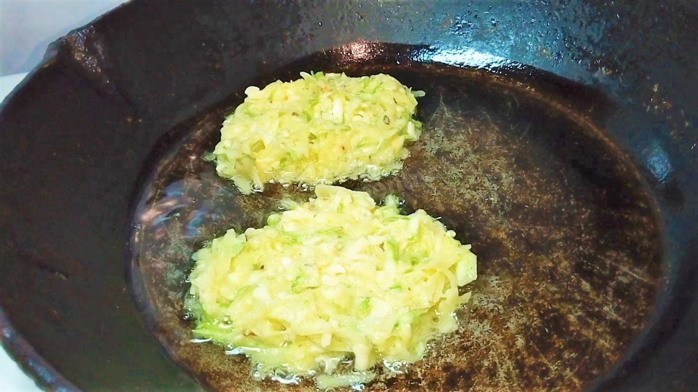 Шаг 2 приготовления Оладьи с кабачком и сыром