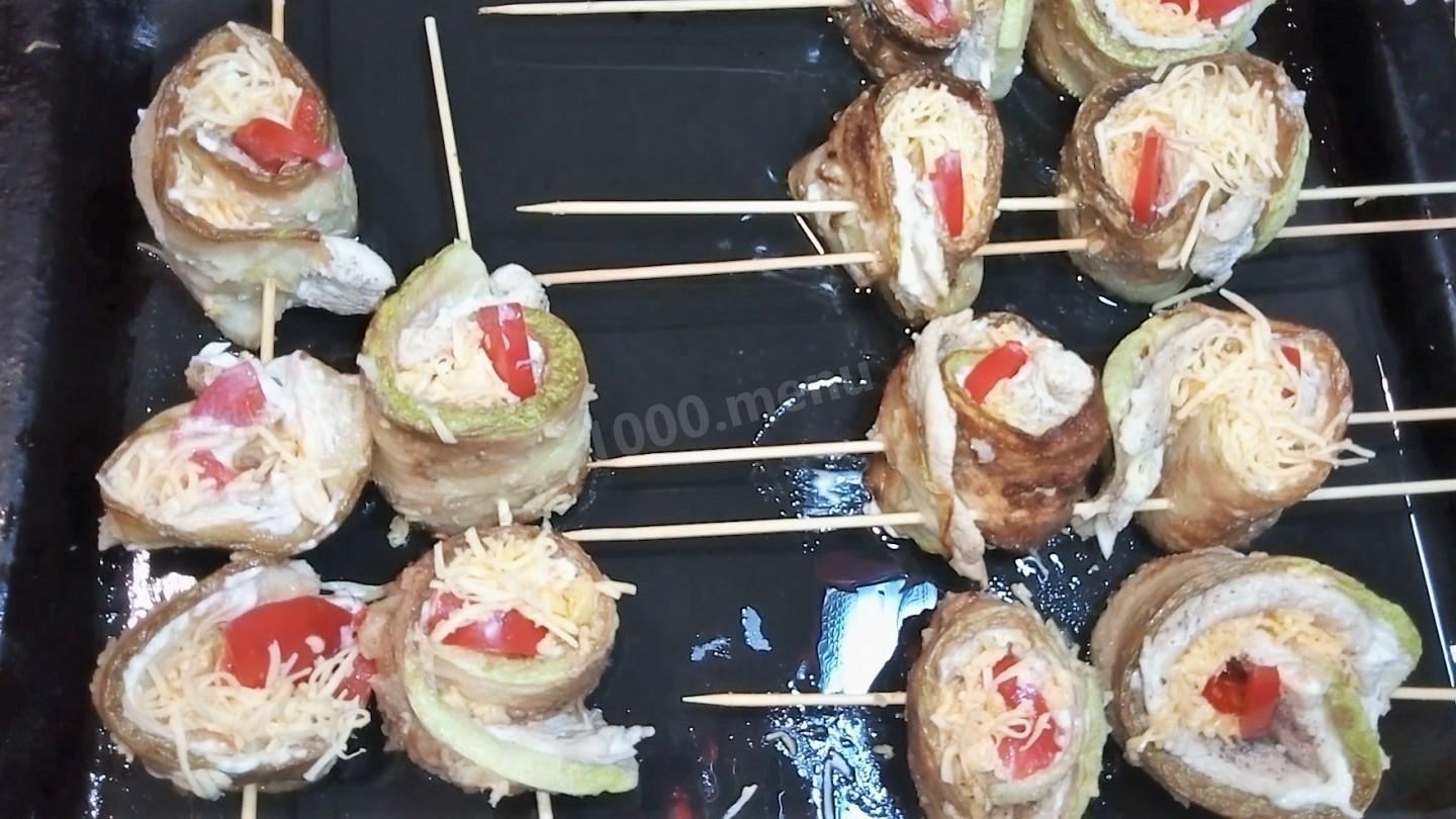 Шаг 5 приготовления Рулеты из кабачков с курицей на шпажках