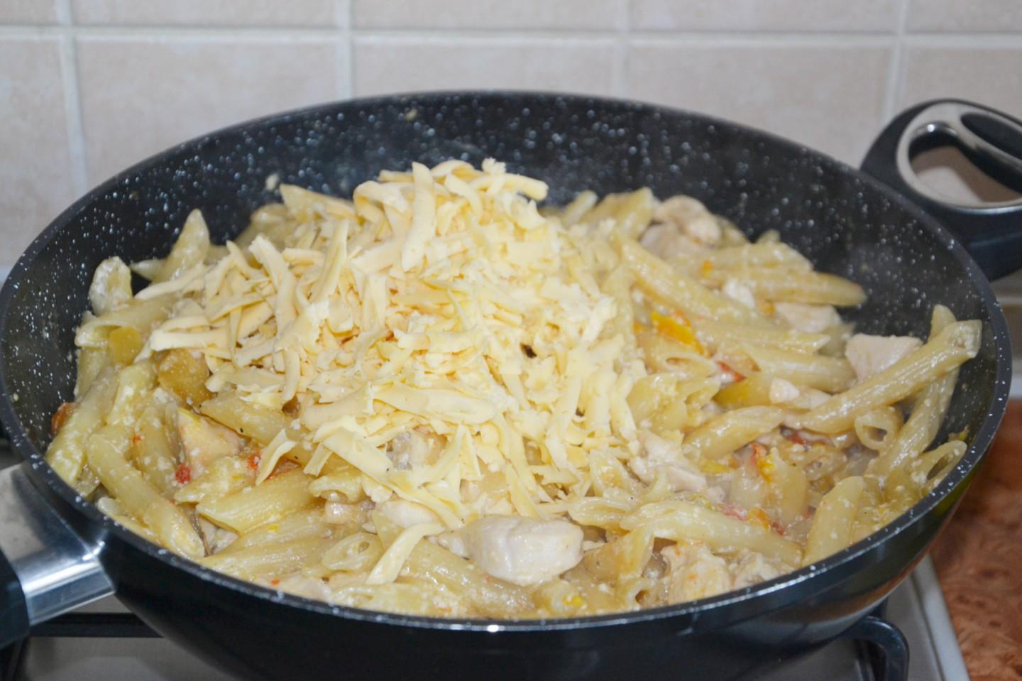 Шаг 11 приготовления Паста Пенне с курицей и болгарским перцем в сливочном соусе