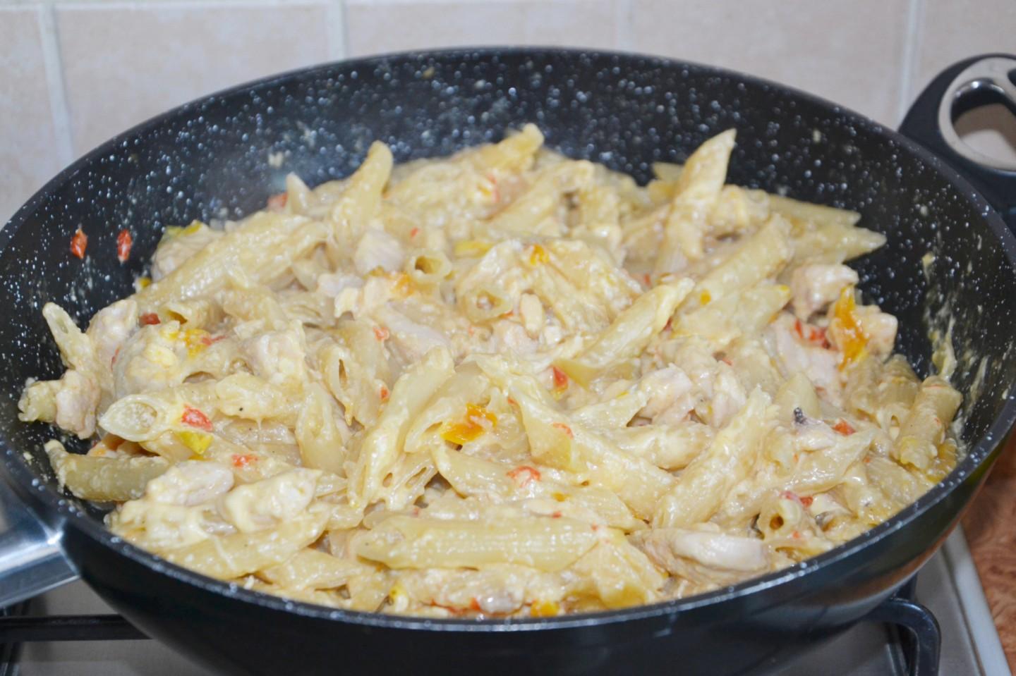 Шаг 12 приготовления Паста Пенне с курицей и болгарским перцем в сливочном соусе