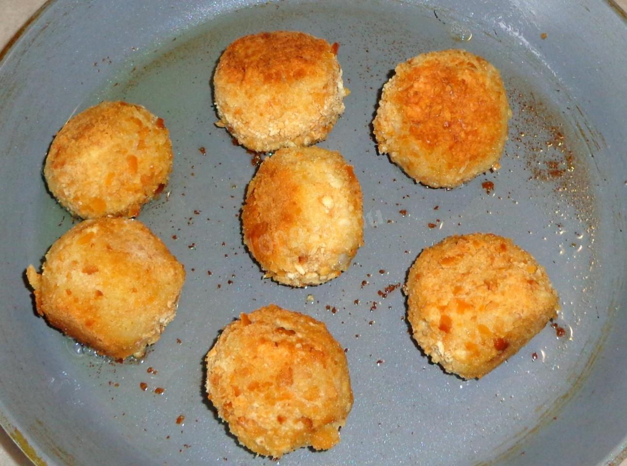 Шаг 10 приготовления Шарики из сырой картошки с сыром жареные