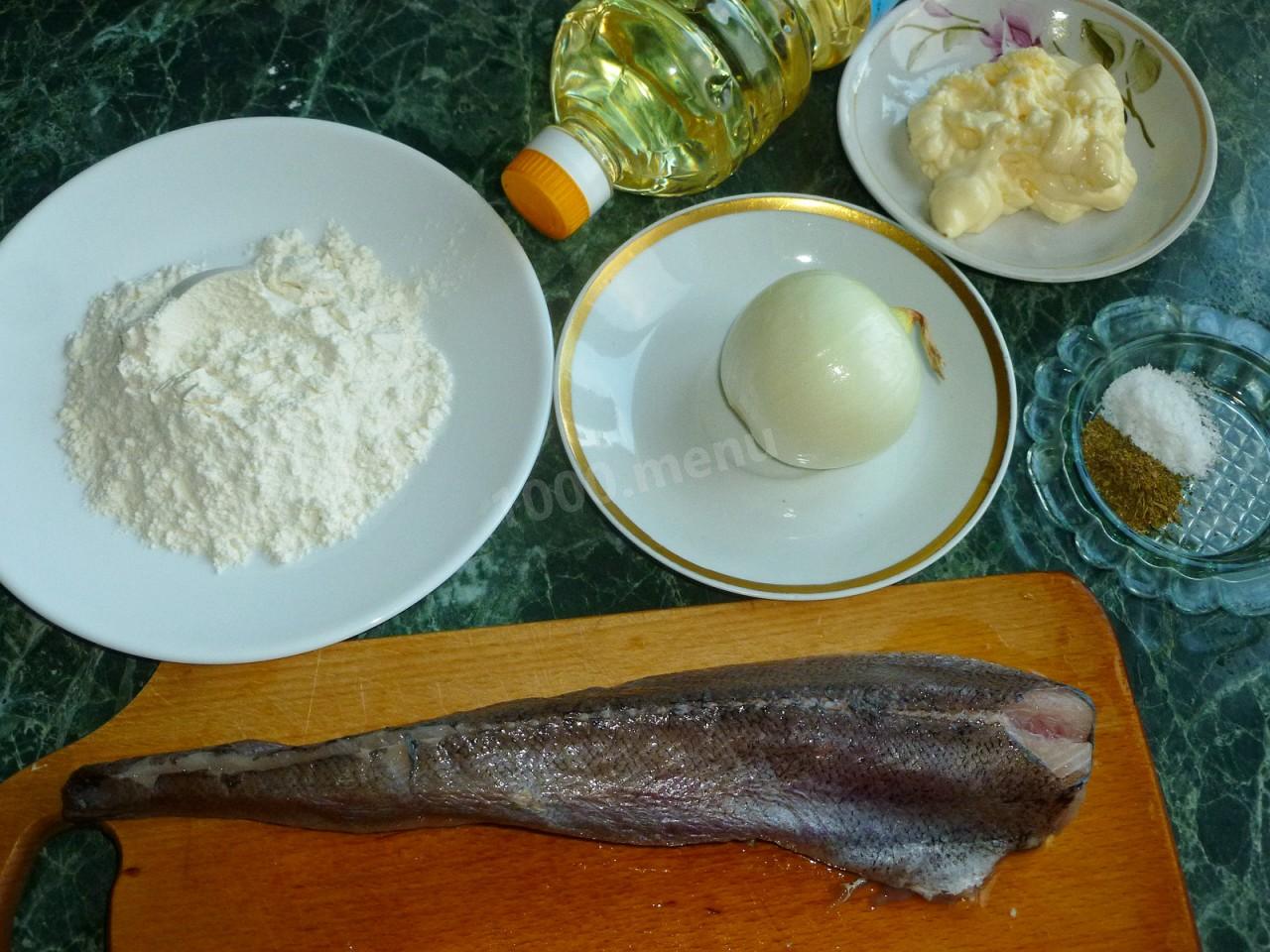 Шаг 1 приготовления Минтай жареный с луком в майонезе