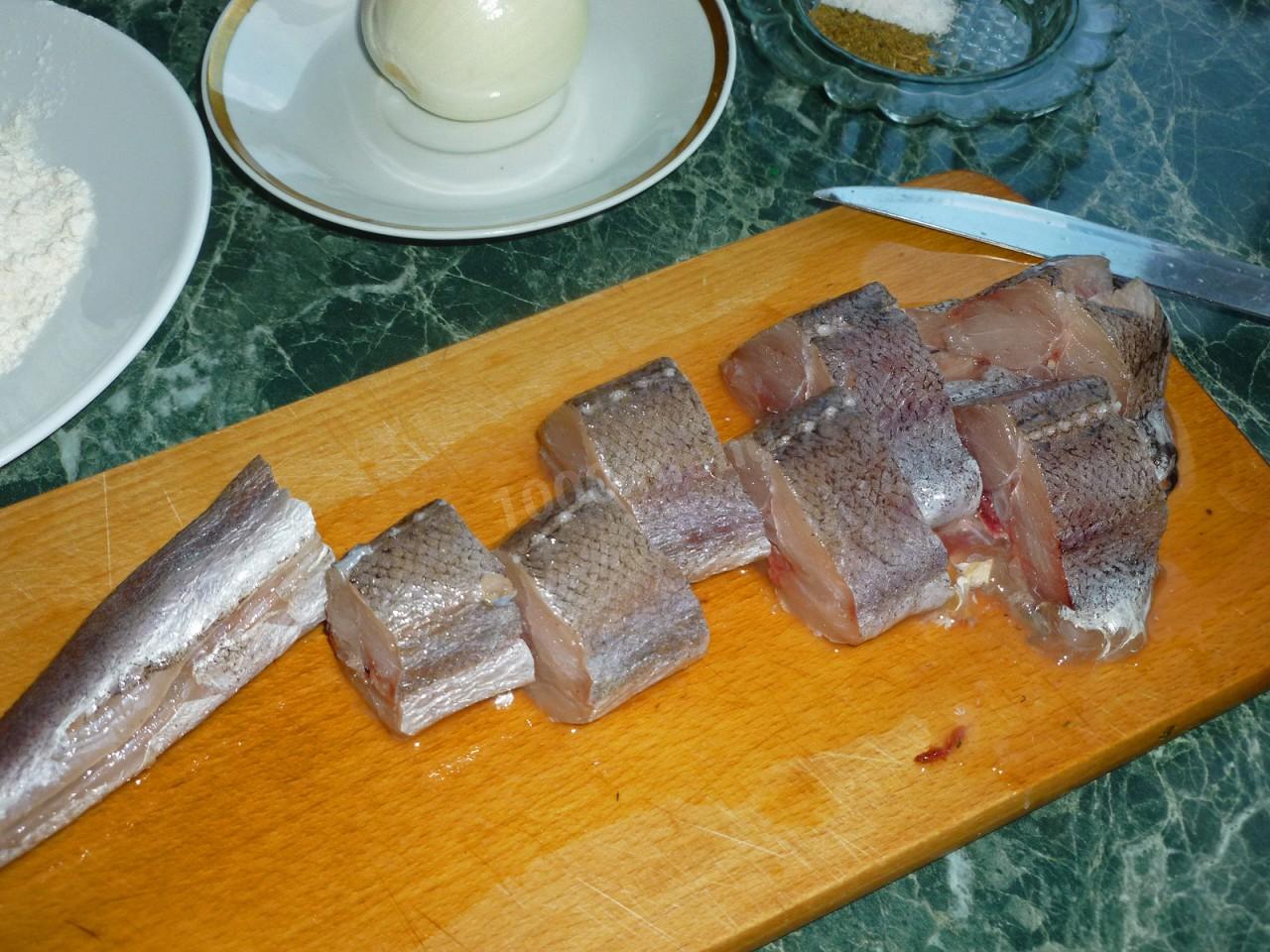 Шаг 2 приготовления Минтай жареный с луком в майонезе