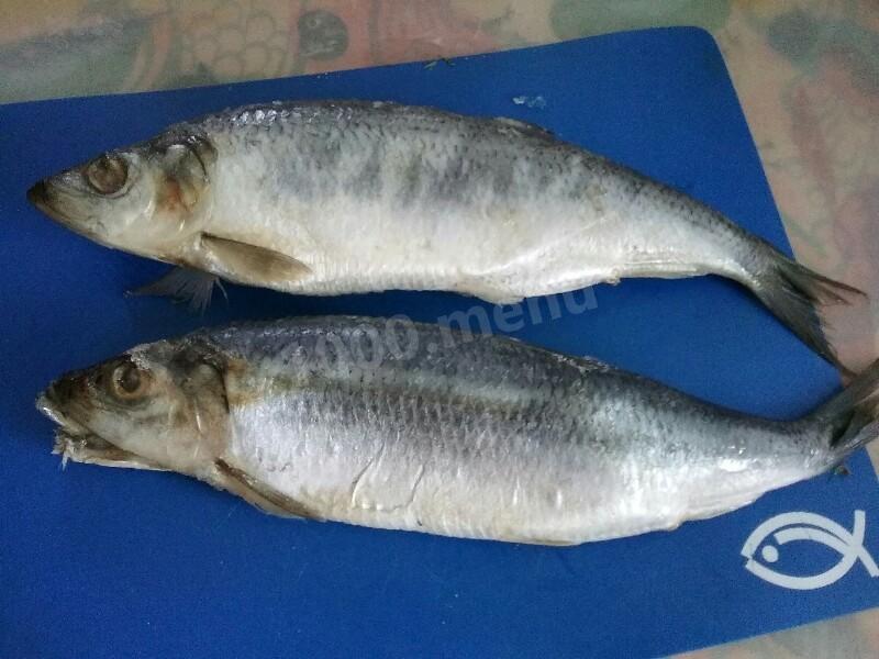 Шаг 1 приготовления Посол селедки в домашних условиях