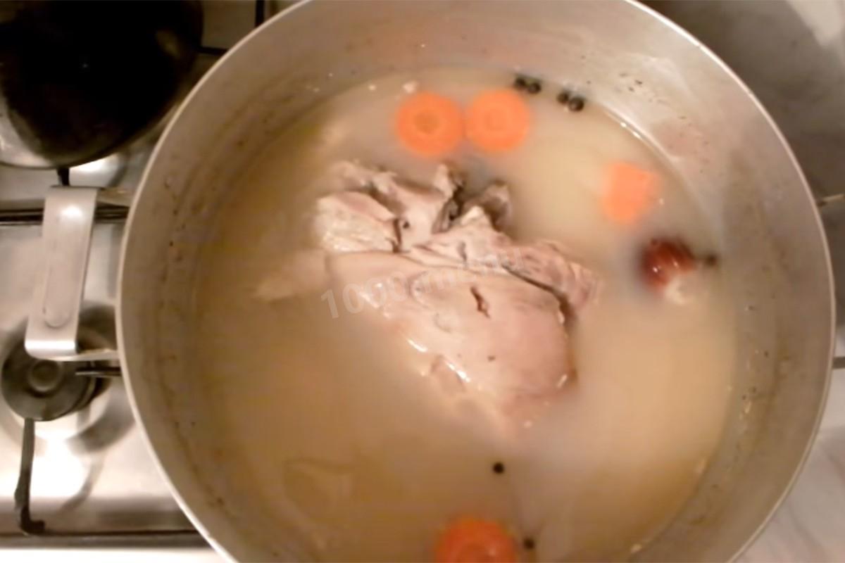 Шаг 7 приготовления Холодец из свиной рульки и курицы