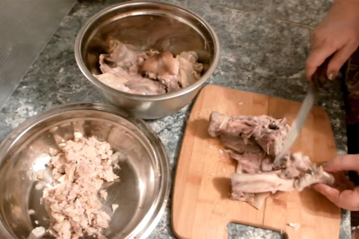 Шаг 8 приготовления Холодец из свиной рульки и курицы