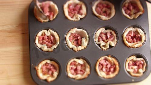 Шаг 8 приготовления Корзиночки из тостового хлеба с колбасой и сыром