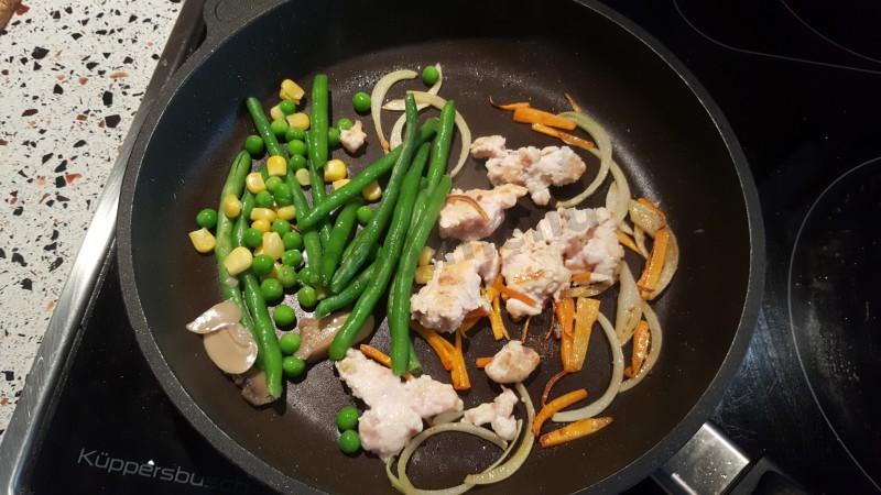 Шаг 4 приготовления Бурито с курицей и стручковой фасолью