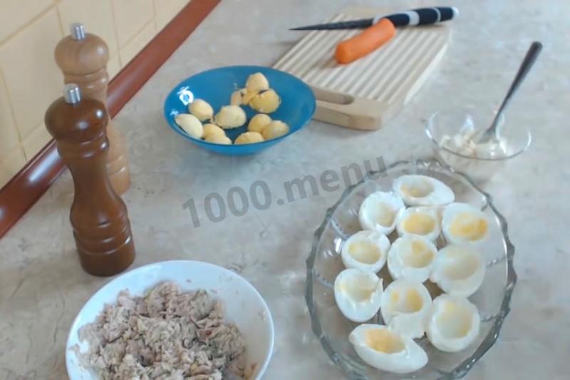 Шаг 3 приготовления Яйца с тунцом Петухи