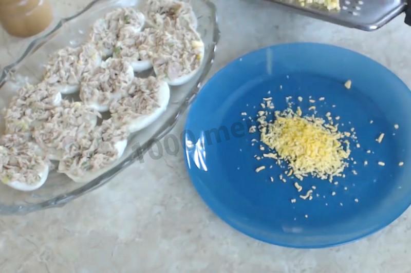 Шаг 4 приготовления Яйца с тунцом Петухи
