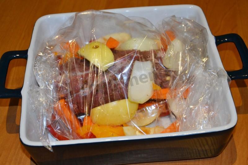 Шаг 7 приготовления Мясо в рукаве в духовке