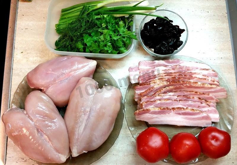 Шаг 1 приготовления Рулеты из куриного филе с зеленью и черносливом