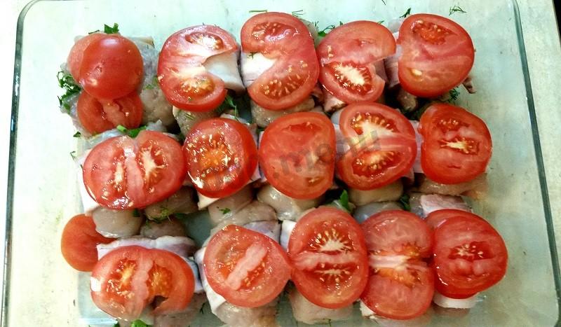 Шаг 13 приготовления Рулеты из куриного филе с зеленью и черносливом