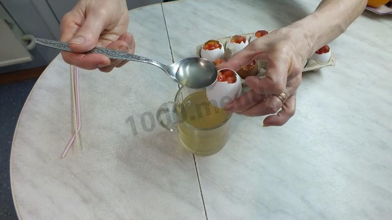 Шаг 7 приготовления Заливные яйца Фаберже