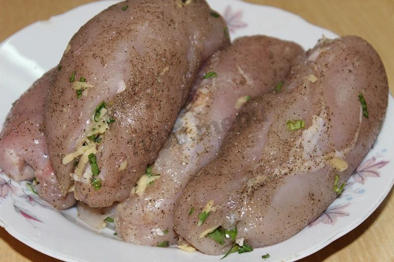 Шаг 4 приготовления Куриные рулетики Вкусные