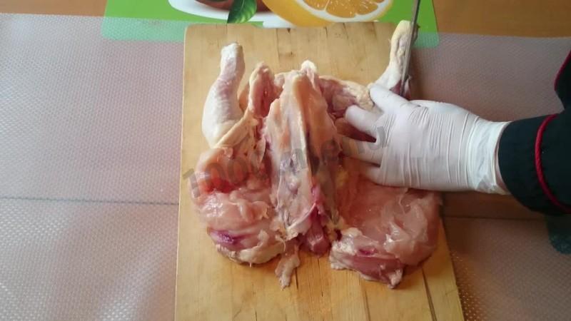 Шаг 1 приготовления Куриный рулет с болгарским перцем на желатине в пленке