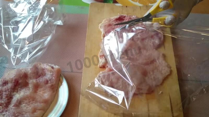 Шаг 3 приготовления Куриный рулет с болгарским перцем на желатине в пленке