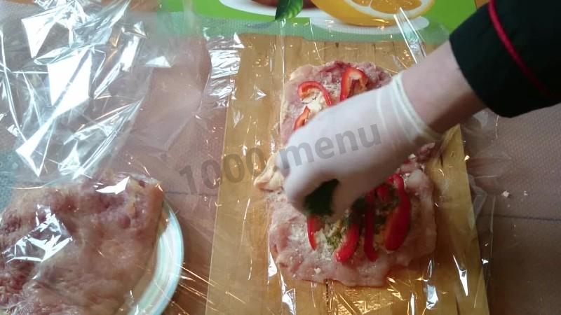 Шаг 4 приготовления Куриный рулет с болгарским перцем на желатине в пленке