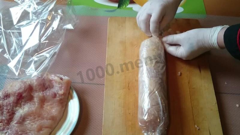 Шаг 5 приготовления Куриный рулет с болгарским перцем на желатине в пленке