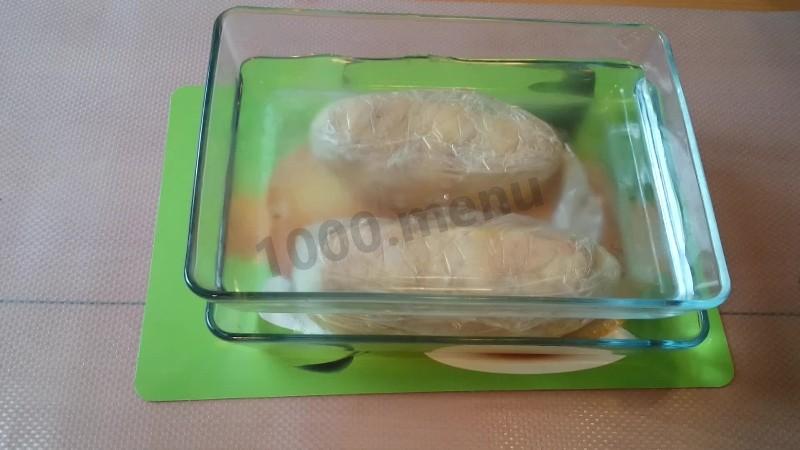 Шаг 6 приготовления Куриный рулет с болгарским перцем на желатине в пленке