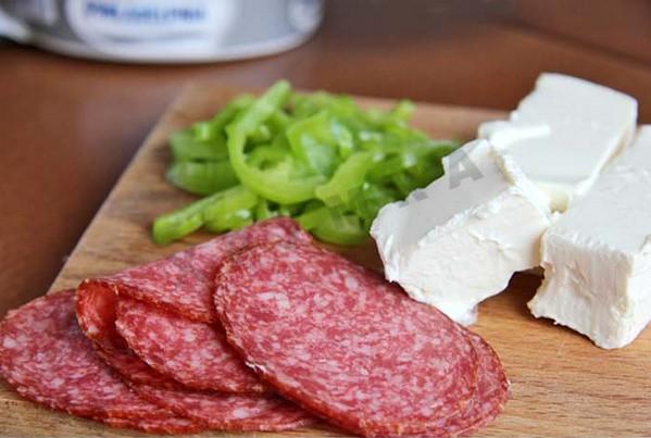Шаг 1 приготовления Новогодние закусочные рулетики из сыра и салями